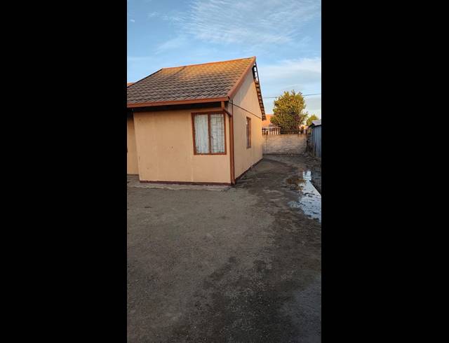 2 BEDROOM HOUSE FOR SALE IN BOITEKONG EXT 1